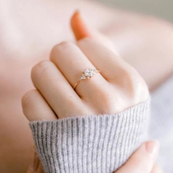 18k Gorgeous White Sapphire Ring - Picture 5 of 5